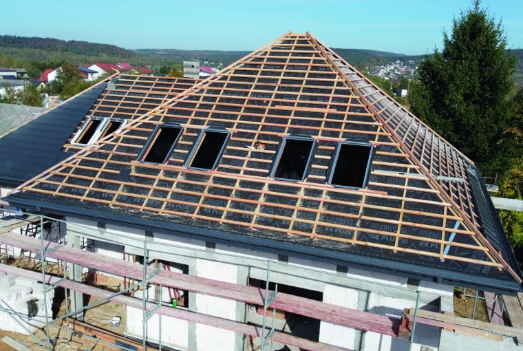 Wśród zabezpieczeń dachowych ogromną popularnością cieszą się membrany wstępnego krycia, które pozwalają na właściwą dyfuzję pary wodnej z termoizolacji, a także uszczelniają dodatkowo pokrycie zasadnicze Wśród zabezpieczeń dachowych ogromną popularnością cieszą się membrany wstępnego krycia, które pozwalają na właściwą dyfuzję pary wodnej z termoizolacji, a także uszczelniają dodatkowo pokrycie zasadnicze