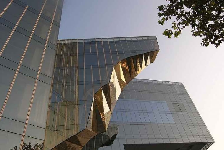 Mimo że Torre Mare Rostrum ma tylko 20 pięter jest niezwykłym obiektem ze względu na swoja rozrzeźbioną bryłę. Znani barcelońscy architekci Enric Miralles i Benedetta Tagliabue, który wygrali konkurs na projekt wieżowca, nadali mu formę dwóch strzelistych brył połączonych powietrznym mostem pomiędzy 5. a 10. piętrem. jean nouvel, herzog and de meuron, antonio gaudi, architektura, top 10, santiago calatrava, barcelona, hiszpania
