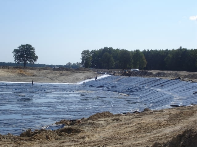 Prace przy jeziorku na polu golfowym