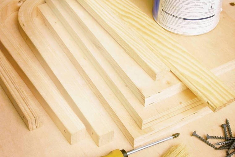 Materiały i narzędzia: sklejka gr. 1,8 cm - kawałek 130 x 50 cm (plecy), 2 kawałki 130 x 30 cm (spód i wierzch półki), 5 kawałków 28 x 18 cm (przegródki), 5 podpórek do półek o wymiarach 28 x 28 cm, 2 listwy frezowane szer. 4 i 3 cm, wkręty do drewna, lakier akrylowy (może być barwiący), klej do drewna, 2 zawieszki, 8 drewnianych gałek oraz ściski stolarskie, piłka do drewna, wiertarka, śrubokręt, młotek, papier ścierny, pędzel. MEBLE - POLKA , POTRZEBNE MATERIALY WYKONANIE FOT. TOMASZ WYDRZYNSKI PUBLIKACJA CZTERY KATY NR 7 (153) - 7.2004 SLOWA KLUCZOWE: MEBLE MAJSTERKOWANIE - MODELARSTWO ZDJĘCIE DO WKŁADKI: PUBLIKACJA CZTERY KATY NR 7 (153) - CZASOPISMA