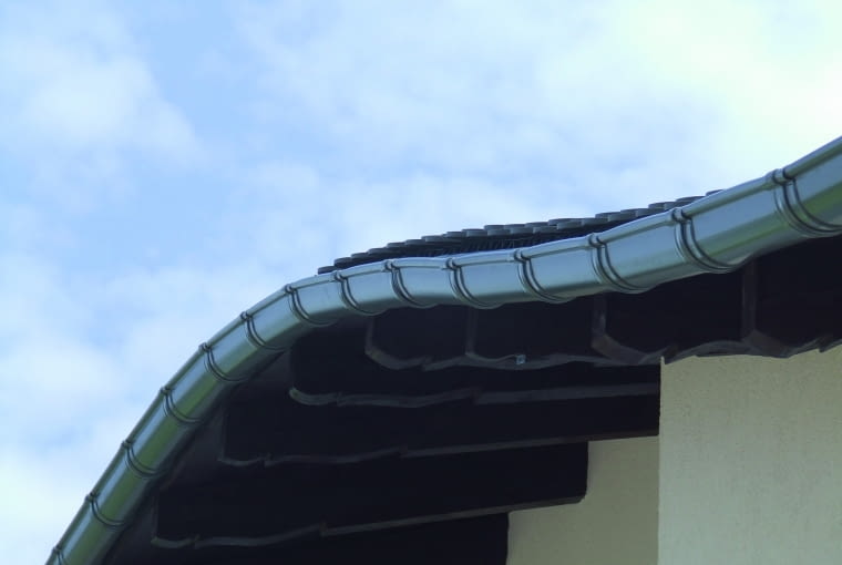 Dobierając system rynnowy, trzeba wziąć pod uwagę materiał, z którego będzie on wykonany. Na rynku królują przede wszystkim rynny ze stali i PVC Dobierając system rynnowy, trzeba wziąć pod uwagę materiał, z którego będzie on wykonany. Na rynku królują przede wszystkim rynny ze stali i PVC