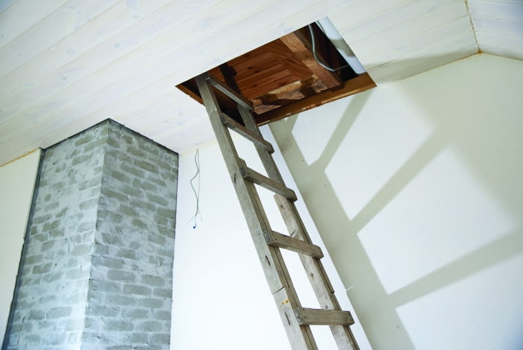 W starych domach na strych najczęściej można się dostać po drabinie dostawianej do otworu zamykanego klapą. Do wykonania schodów również potrzebna jest zgoda urzędu Adaptacja poddasza