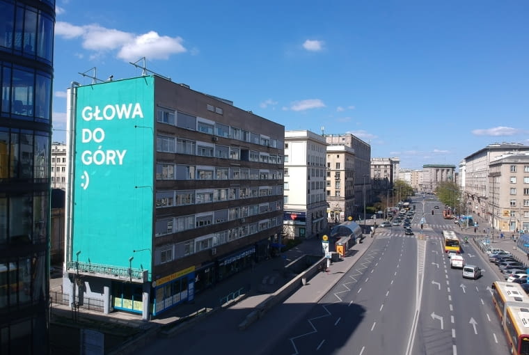 Głowa do góry :) - mural od Good Looking Studio na przy stacji metra Politechnika (ul. Waryńskiego 3) w Warszawie