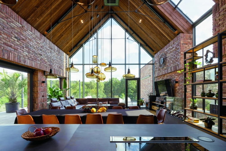 Szczelny montaż okien, często nazywany również ciepłym montażem, ma na celu eliminację mostków termicznych, a więc zapobieganie nadmiernej ucieczce ciepła oraz zapewnienie izolacji akustycznej