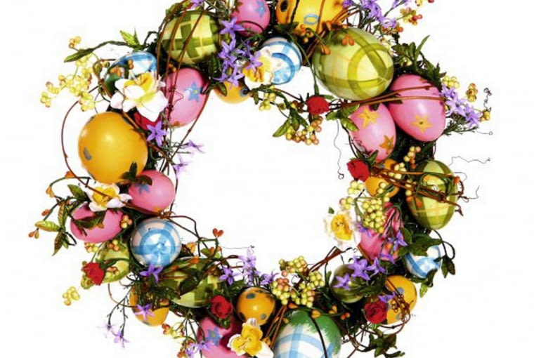 Wianek z wiosennych kwiatów i plastikowych jajek