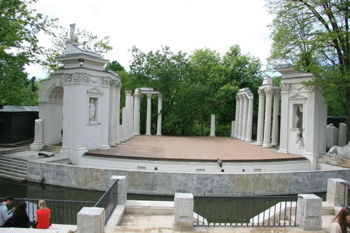 Można też scenę oglądać z wysokości amfiteatru. Tu latem odbywają się koncerty i widowiska teatralne.