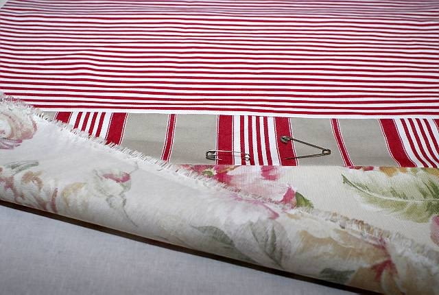 4. Obrzucamy brzegi i ponownie rozprasowujemy. Tak przygotowany dekoracyjny wierzch przypinamy szpilkami lub agrafkami do równo rozłożonej rolety.