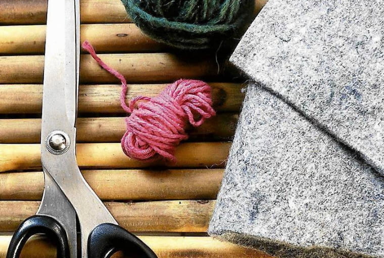 WARCABY GRA PIONKI WYKONANE Z FILCU POTRZEBNE MATERIALY WYKONANIE FOT. MILENA LAKOMSKA PUBLIKACJA CZTERY KATY NR 12 (147) - 12.2003 SLOWA KLUCZOWE: BUTIK ZABAWKI PLASTYKA ZDJĘCIE DO WKŁADKI: PUBLIKACJA CZTERY KATY NR 12 (147) - CZASOPISMA