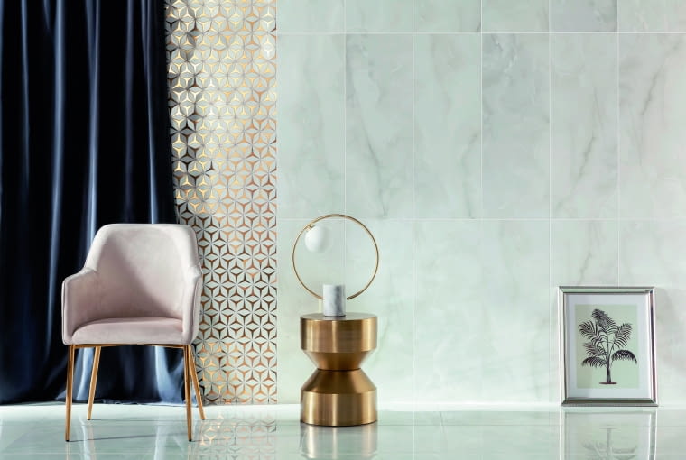 Aranżacja salonu w stylu glamour – podłogę i ściany zdobią inspirowane kamieniem, jasne płytki o wysokim połysku. Wyróżnia się tu też fragment ściany wykończony złocistą mozaiką Aranżacja salonu w stylu glamour – podłogę i ściany zdobią inspirowane kamieniem, jasne płytki o wysokim połysku. Wyróżnia się tu też fragment ściany wykończony złocistą mozaiką