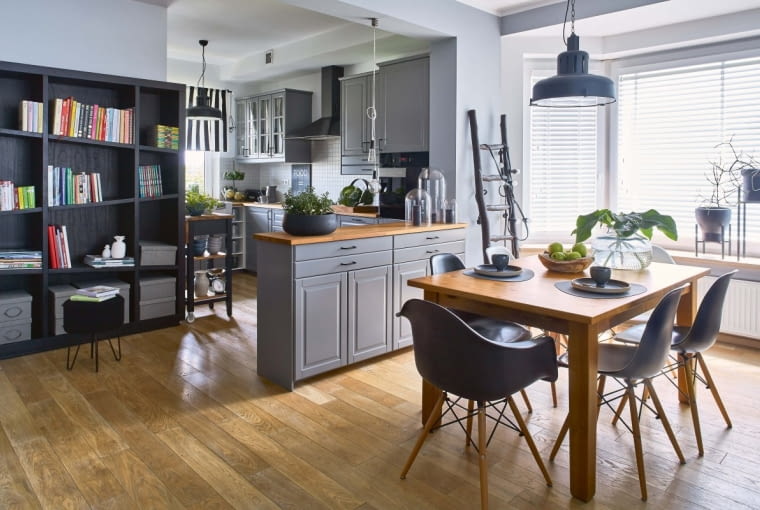 Wyczekany mebel - Joanna długo chodziła wokół niebanalnego regału (almidecor.com), który się 'wali'. Zastanawiała się, dlaczego nikt nie chce go kupić. Ale dzięki temu zdążyła uzbierać na niego fundusze.