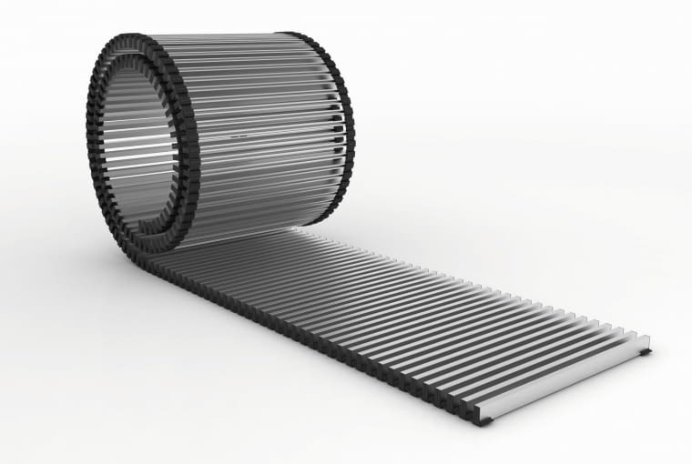 Podesty to jedyne widoczne elementy systemu ogrzewania  kanałowego. Produkuje się je ze  stali nierdzewnej (dość drogie,  więc rzadko stosowane), z aluminium naturalnego, lakierowanego  na dowolny kolor lub pokrytego  anodowaną powłoką odporną  na ścieranie. Aluminiowe szczeble  podestów mogą być ustawione  fabrycznie na dwa sposoby – w poprzek kanału (w wersji sztywnej  lub zwijanej) lub wzdłuż kanału  (wyłącznie w wersji sztywnej).  Kratkę zwijaną jest znacznie łatwiej zdjąć, gdy zajdzie taka potrzeba na skutek awarii grzejnika  lub gdy musimy go odkurzyć.  Prościej ją też przechować po sezonie grzewczym, gdy zastępujemy ją  pokrywą. Wersja sztywna podestu  najlepiej sprawdza się w przypadku  krótkich grzejników kanałowych.  Z kolei zwolennicy naturalnych materiałów mogą wybierać spośród  kratek wykonanych z różnych gatunków drewna – np. buk, jesion,  dąb, merbau czy mahoń. Tego typu  szczeble mogą być lakierowane, olejowane lub pozostawione w stanie  surowym. Grzejnik kanałowy przykryty takim podestem nie będzie się  wyróżniał na tle podłogi pokrytej  drewnem.  Niektóre firmy oferują tzw. podest  posezonowy, który zabezpiecza  umieszczoną w podłodze wannę  z wymiennikiem przed zabrudzeniem. Powstaje on przez wypełnienie pustego podestu materiałem,  z którego wykonana jest otaczająca kanał podłoga. Wypełnienie  można wykonać, zachowując rysunek podłogi (np. taki sam układ  płytek ceramicznych czy klepek  parkietu). Na etapie prac wykończeniowych pusty podest posezonowy może pełnić funkcję rozpórki  podczas montażu zestawu ogrzewania kanałowego – należy go  wstawić do góry dnem podczas  wykonywania wylewki – chroni też  wnętrze kanału przed zabrudzeniem podczas prac budowlanych.