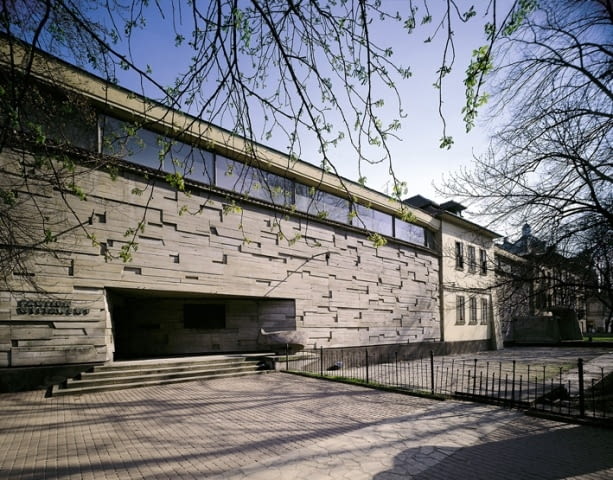 Bunkier Sztuki znajduje się w obrębie Starego Miasta w Krakowie Krakowski Bunkier Sztuki - jedyna tak zdecydowanie modernistyczna realizacja w obrębie Starego Miasta aż do lat 90. XX wieku, która do dziś zaskakuje nowoczesnością.