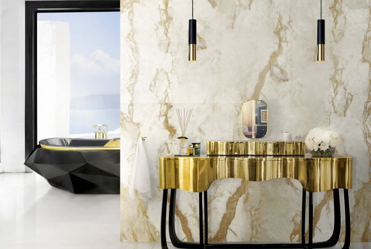 Malowana na złoto, z czarnym blatem toaletka Sinuous inspirowana stylem art déco. Na drugim planie czarno-złota wanna Diamond bryłą przypominająca szlifowany kamień szlachetny, maisonvalentina.net Malowana na złoto, z czarnym blatem toaletka Sinuous inspirowana stylem art déco. Na drugim planie czarno-złota wanna Diamond bryłą przypominająca szlifowany kamień szlachetny, maisonvalentina.net