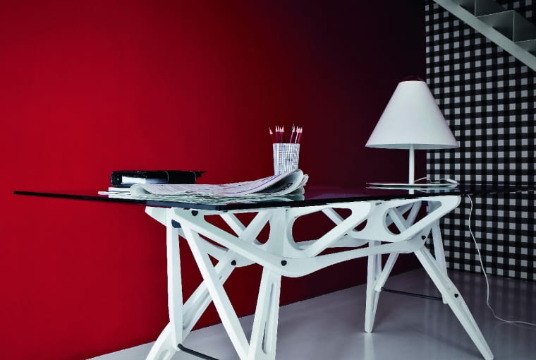 Reale. Biurko legenda. Zaprojektowane w 1946 r. przez ekscentrycznego Włocha Carlo Mollino, do dziś produkowane. Drewniana konstrukcja o geometrycznym splocie podtrzymuje duży, szklany blat. zanotta.it