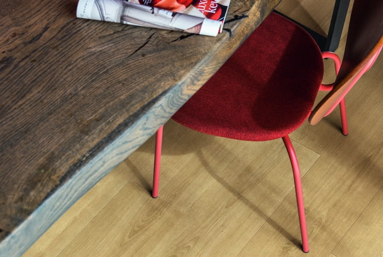 W przypadku poddasza doskonale sprawdzą się też panele laminowane lub podłogi winylowe. Niezwykle trwałe i odporne na uszkodzenia mechaniczne, działanie wody oraz temperatury