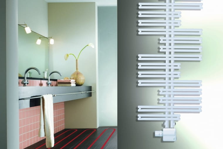 W łazience (a także np. w kuchni) pod elementami stałej zabudowy nie układa się instalacji wodnego ogrzewania podłogowego