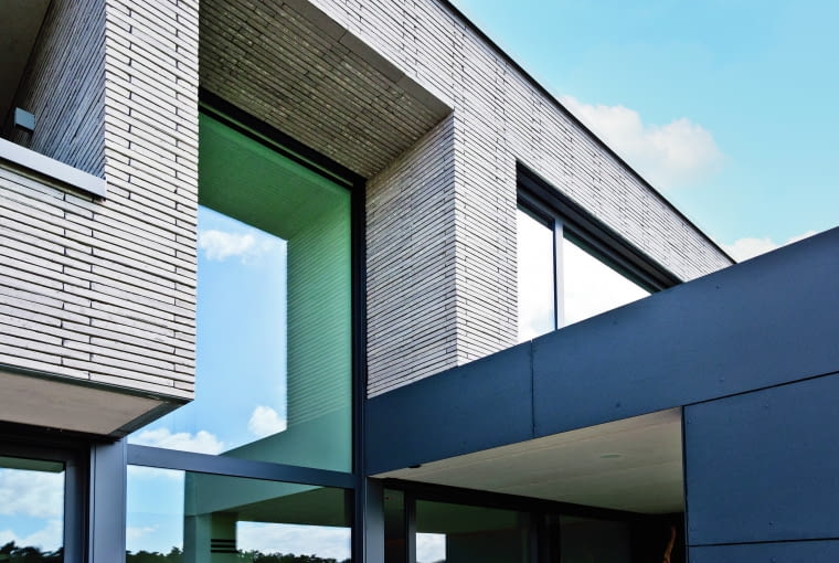 Wykorzystanie cegły licowej lub klinkieru do budowy ściany osłonowej daje niemal nieograniczone możliwości wyboru kolorów i wzorów elewacji Wykorzystanie cegły licowej lub klinkieru do budowy ściany osłonowej daje niemal nieograniczone możliwości wyboru kolorów i wzorów elewacji