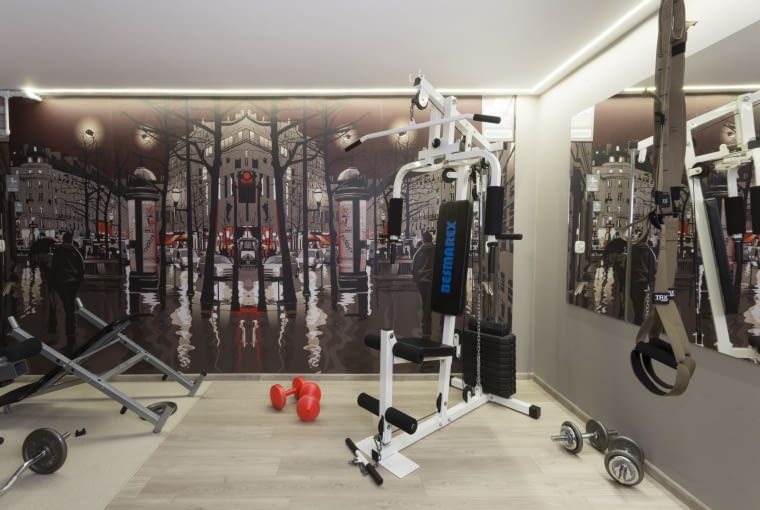Domowa siłownia. Minimalizm z nutą glamour w domu we Włocławku