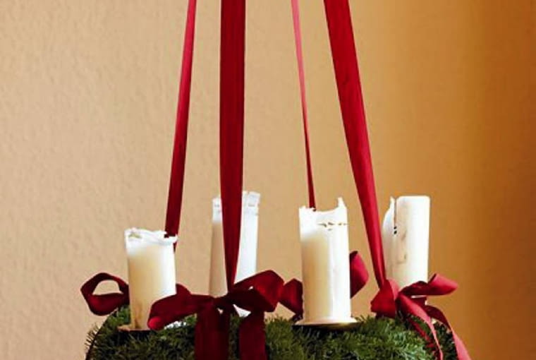 Ozdoby adwentowe. Podłaźniczka - wieniec adwentowy podwieszany nad stołem