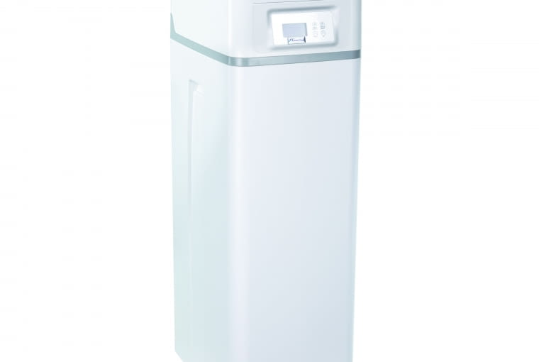 Pure Soft/GLOBAL WATER wymiary: wys. 104,5 x szer.  31,0 x gł. 44,0 (+ przyłącze  wody 5,0) cm; menu głowicy  w jęz. polskim; maks.  twardość wody zasilającej:  1500 mg CaCO3; maks.  przepływ wody: 3000 l/h;  ilość złoża jonowymiennego  25 l, pojemność zasobnika  soli 50 kg