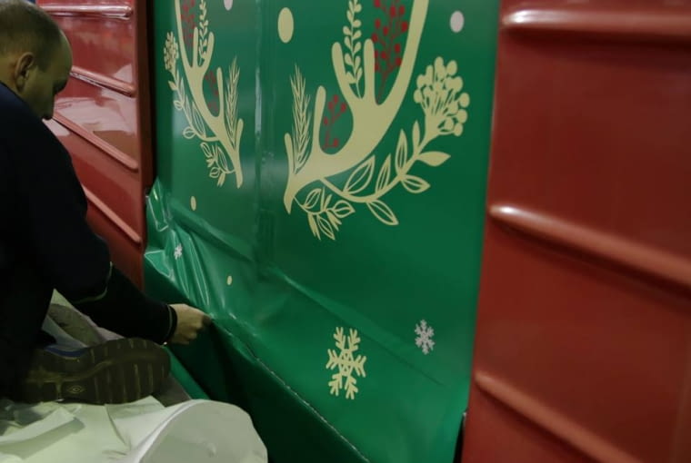 Pociąg metra udekorowany na mikołajki