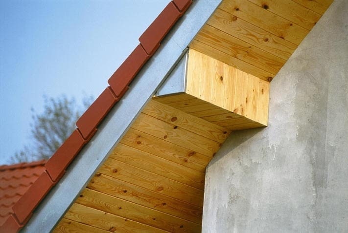 WYKONCZENIE OKAPOW DACHOWYCH - PODBITKA Z DESEK W NATURALNYM KOLORZE ZABEZPIECZONYCH BEZBARWNYM IMPREGNATEM FOT. RAFAL POLAK - KUCHTA PUBLIKACJA LADNY DOM NR 5 (67) - 5.2004