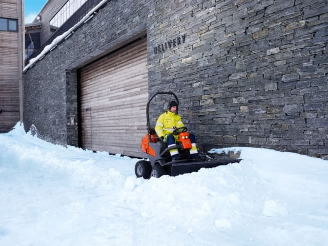 Rider P525D z pługiem śnieżnym Rider P525D z pługiem śnieżnym