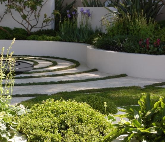 Mały ogród przy szeregowcu. Ciekawy pomysł na nawierzchnię Mały ogród przy szeregowcu. Ciekawy pomysł na nawierzchnię