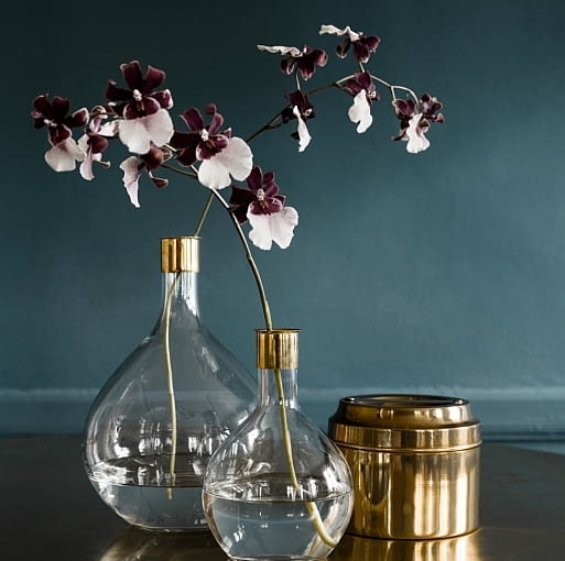 H&M Home: szklany wazon z metalową ozdobą u góry. Cena: 29,90 zł (mały) i 49,90 zł (duży). akcesoria, tekstylia, materiały, H&M Home, H&M do domu