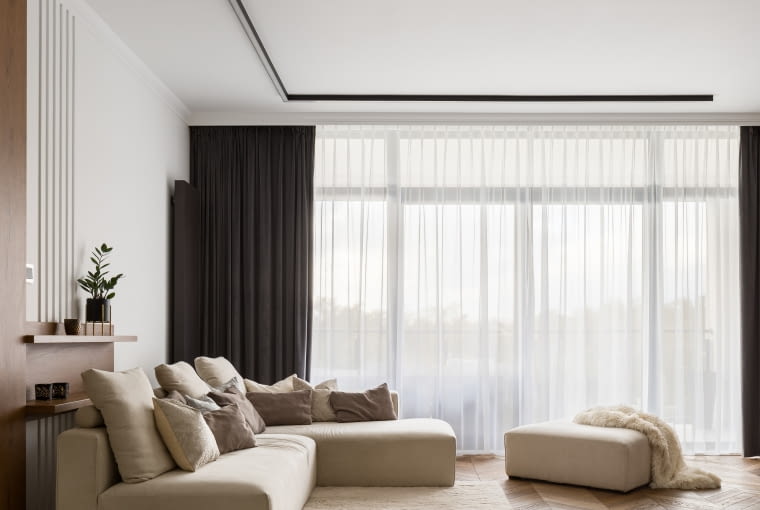 Biel, drewno i marmur - elegancki apartament