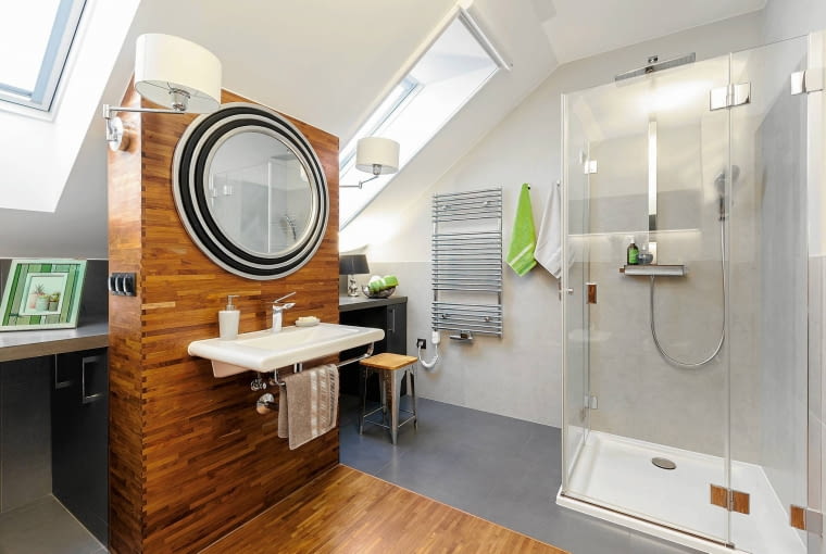 Łazienka na poddaszu z grzejnikiem drabinkowym