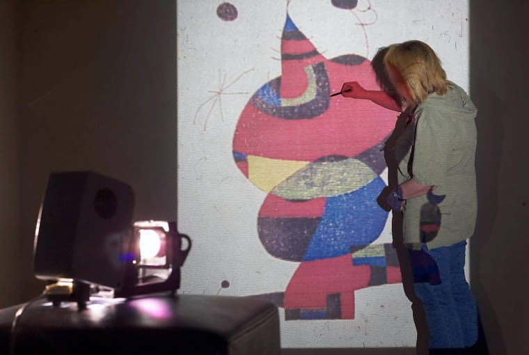 07.06.2006 WARSZAWA , SESJA WNETRZE , SESJA MIRO , MALOWANIE NA SCIANIE STYLIZACJA ELA MATUSZEWSKA DLA CZASOPISMA CZTERY KATY FOT. ARKADIUSZ SCICHOCKI / AGENCJA GAZETA PUBLIKACJA CZTERY KATY NR 8 (178) - 8.2006 SLOWA KLUCZOWE: WNETRZA PLASTYKA ZDJĘCIE DO WKŁADKI: PUBLIKACJA CZTERY KATY NR 8 (178) - CZASOPISMA