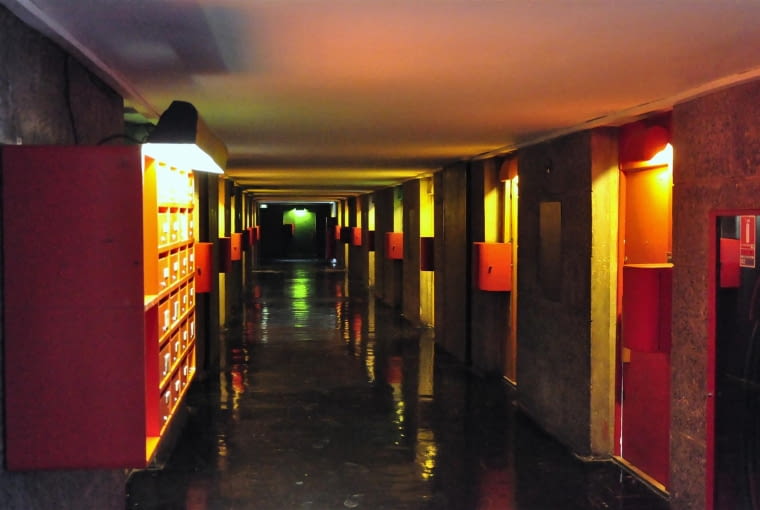 Jednostka Marsylska, proj. Le Corbusier - "wewnętrzna ulica" czyli korytarz i wejścia do lokali. Widoczne są skrzynki, umożliwiające dostarczanie lokatorom produktów takich jak gazety czy mleko oraz skrzynki pocztowe. "Wewnętrzne ulice" są oświetlone sztucznie, atmosfera na nich jest dość ponura i ze względu na niski strop - klaustrofobiczna. Wrażenia te potęguje czarna, błyszczącą podłoga