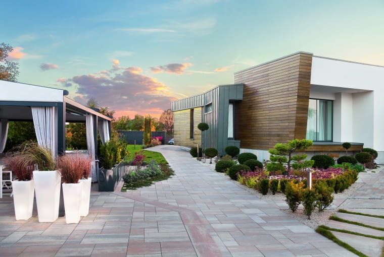 Sprawdzoną receptą na udaną aranżację są połączenia piaskowych kolorów, które przywołują wspomnienie wakacji z surowcami dającymi wrażenie naturalności, np. drewnem