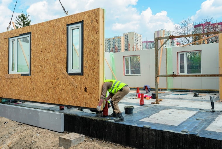 Proces prefabrykacji pozwala na stworzenie precyzyjnych elementów do budowy ciepłych domów, które są odporne na warunki atmosferyczne i działanie czasu Proces prefabrykacji pozwala na stworzenie precyzyjnych elementów do budowy ciepłych domów, które są odporne na warunki atmosferyczne i działanie czasu