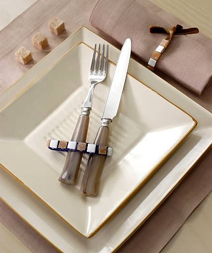 Z mozaiki. Ta prosta, ale bardzo dekoracyjna obrączka będzie znakomicie pasowała do talerzy o nowoczesnej, geometrycznej formie zrobionych z grubej ceramiki i pokrytych jednobarwnym szkliwem. Barwy mozaiki warto dobrać do koloru naczyń i serwetek. WNETRZA DEKORACJE OBRACZKA NA SERWETKE TALERZE