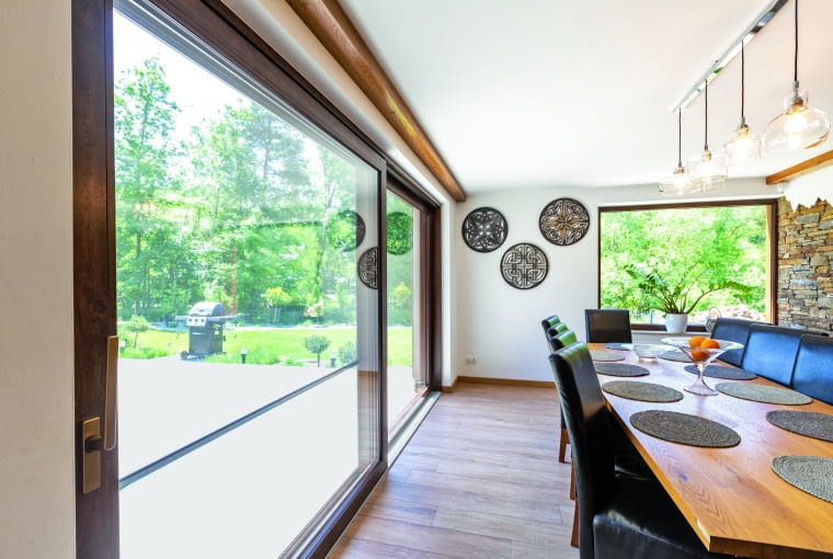 Smukłe profile oraz możliwość konstruowania dużych przeszklenia to atuty nowoczesnej stolarki