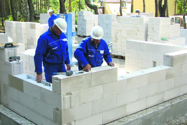 Przez ściany zewnętrzne ucieka blisko 20-30% ciepła, dlatego też szczególny nacisk należy położyć na ich izolacyjność termiczną