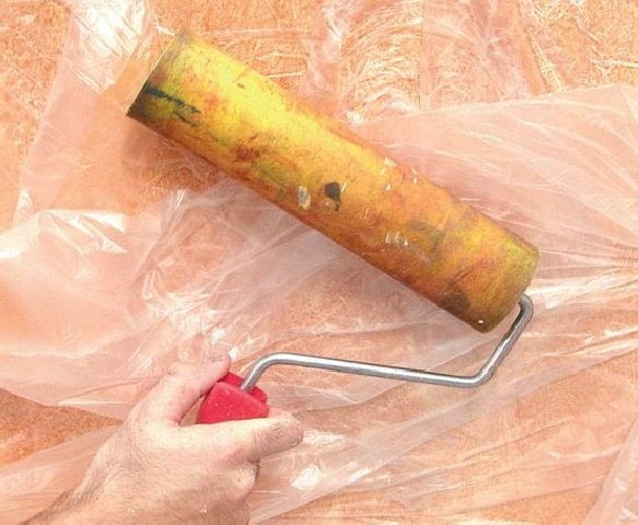 Na mokrą farbę nakłada się folię malarską