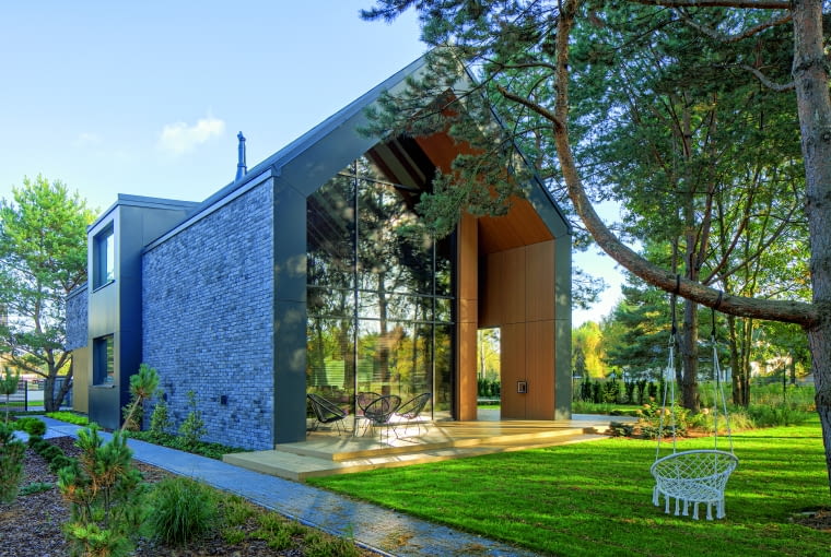 Charakterystyczną cechą domów w typie stodoła są – jak już  wspomnieliśmy – m.in. duże przeszklenia, które osiągają  często wręcz imponujące rozmiary