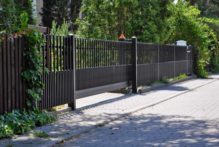 Jeżeli jesteś właścicielem wąskiej działki, na której nie możesz zamontować bramy przesuwnej, wybierz bramę skrzydłową Jeżeli jesteś właścicielem wąskiej działki, na której nie możesz zamontować bramy przesuwnej, wybierz bramę skrzydłową