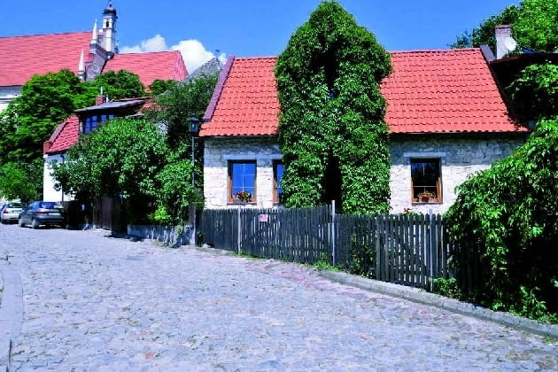 Dom pana Piotra stoi niedaleko rynku. W tle widać dach kazimierskiej fary dom jednorodzinny, Kazimierz, przebudowa