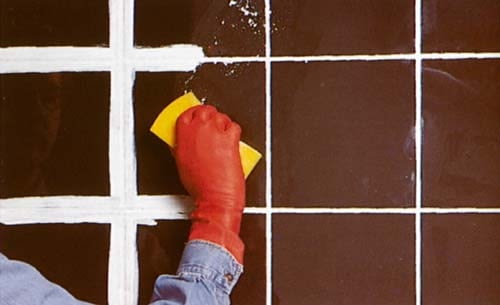 Środek do odświeżania spoin nanosi się pędzlem. a po wyschnięciu nadmiar preparatu usuwa się twardą gąbką Środek do odświeżania spoin nanosi się pędzlem. a po wyschnięciu nadmiar preparatu usuwa się twardą gąbką