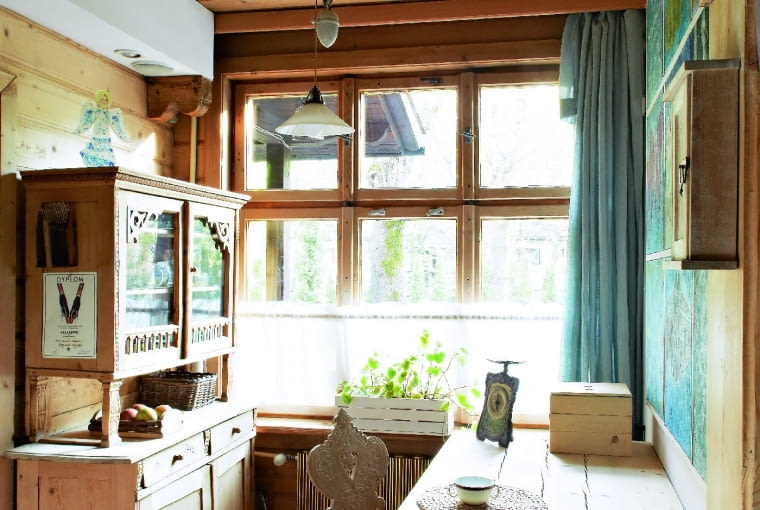 TRADYCJA PRZEDE WSZYSTKIM: w kuchni nie mogło zabraknąć starego kredensu i wykrochmalonych zazdrostek. Stół zrobił gospodarz. Aby zachować naturalny kolor drewna, Beata szoruje meble specjalnym płynem, którego recepturę sama wymyśliła.