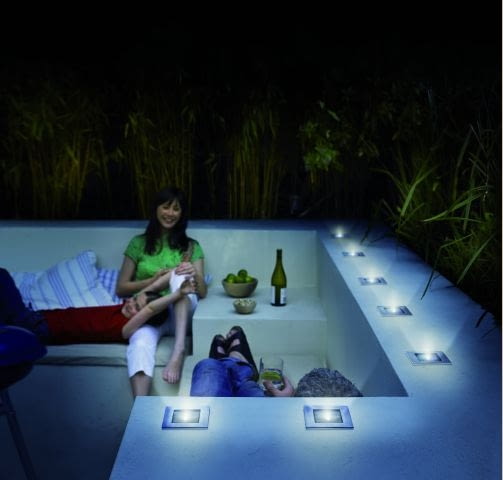 Oświetlenie ogrodu. Dyskretne światło nadaje ogrodowi magii Oświetlenie ogrodu. Dyskretne światło nadaje ogrodowi magii