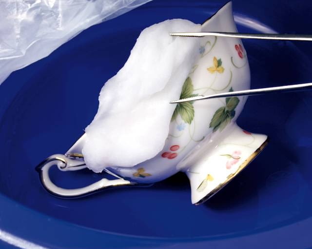 PORCELANA BEZ SKAZY - ZRÓB TO SAM. 2. Na plamę nakładamy watę nasączoną wybielaczem. Kompres zostawiamy na kilka godzin. PORCELANA BEZ SKAZY - ZRÓB TO SAM. 2. Na plamę nakładamy watę nasączoną wybielaczem. Kompres zostawiamy na kilka godzin.