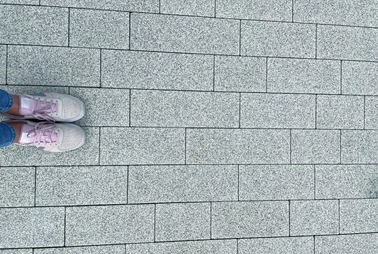 Cegiełka, szachownica, drabinka, z przesunięciem, czy step by step – nawierzchnia przed domem nie musi wyglądać monotonnie, wystarczy jeden z wymienionych wzorów, aby ją urozmaicić