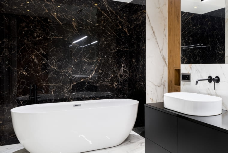 Biel, drewno i marmur - elegancki apartament