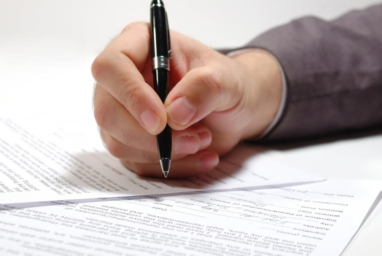 Spora część z nas wciąż woli kontakt z realnym doradcą finansowym umowa, bank