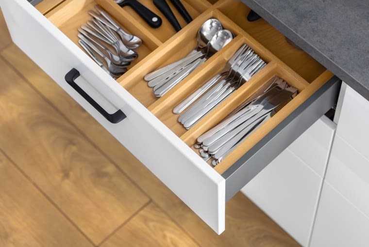 Solidne, drewniane organizery do szuflad utrzymają na miejscu wszystkie sztućce. funkcjonalna kuchnia
